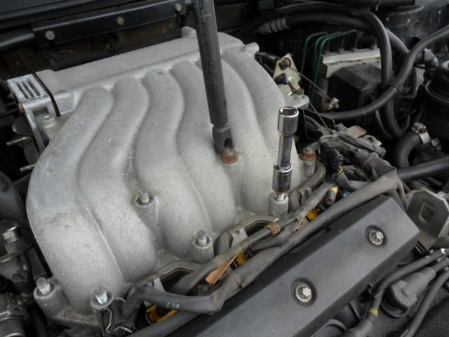 SAAB Removing the Manifold.JPG